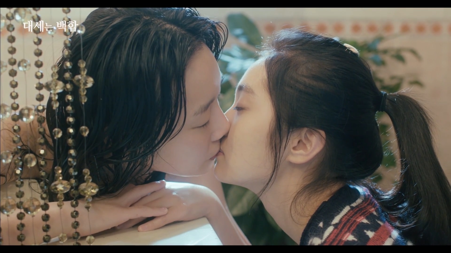 Зрелый азиат целует 18летнюю японку и трогает пальцами её вагину