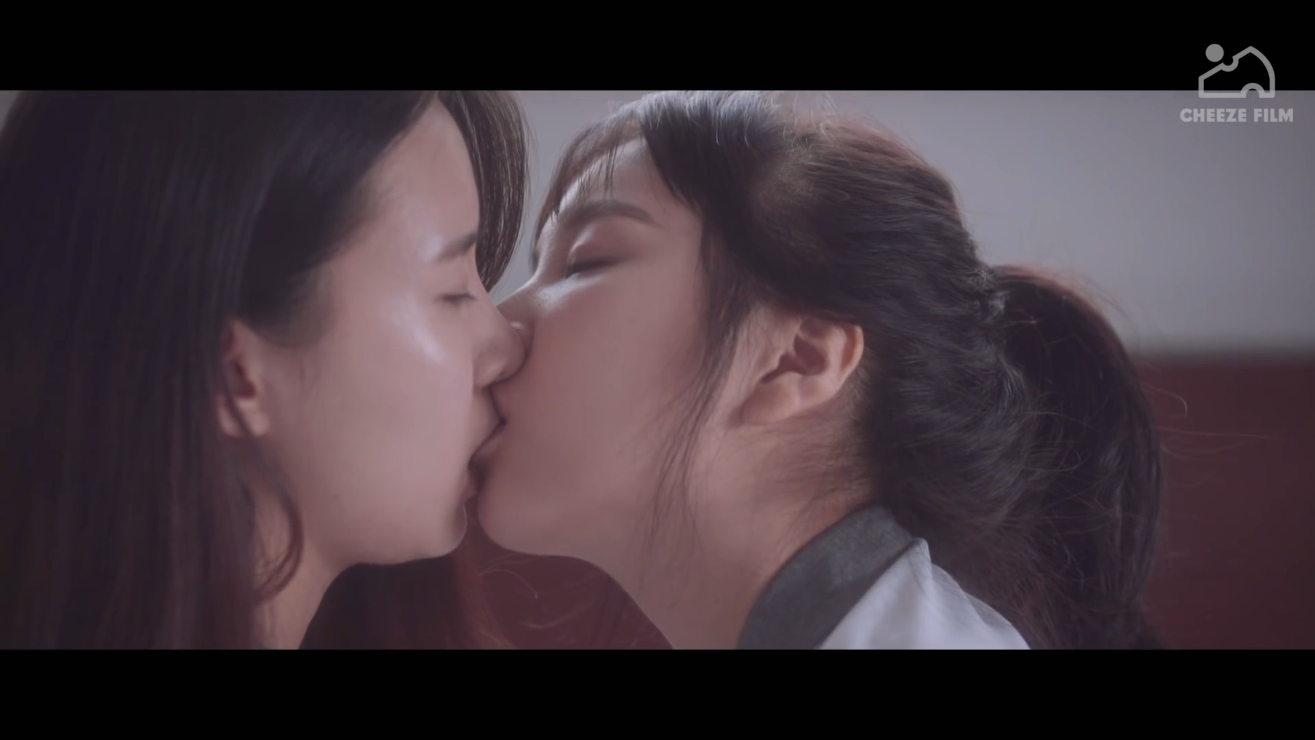 Deep kissing japanese lesbians